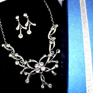 Gifts for women Girl Friend Eye-catching Crystal Flower Necklace Set